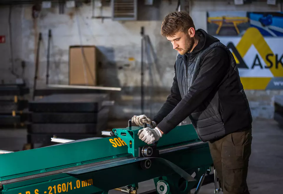 Outillage de couverture zinguerie pour les professionnels de la toiture : un travail de qualité passe par des machines de qualité